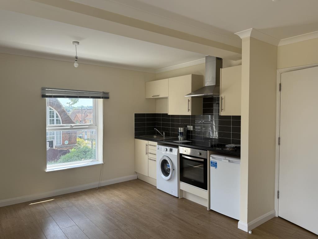 Lot: 30 - LARGE FREEHOLD RESIDENTIAL INVESTMENT ARRANGED AS SIX FLATS - Kitchen of Flat E